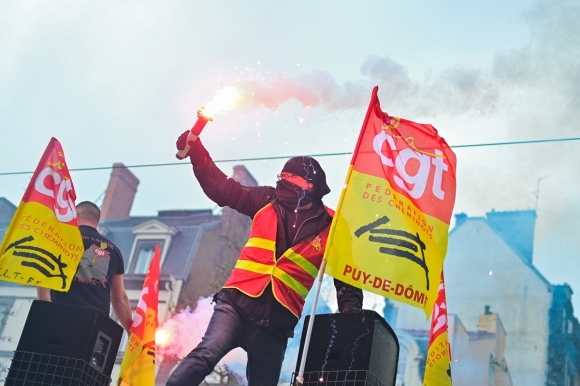 4 Hon Trieu Nguoi Phap Bieu Tinh Phan Doi Tang Tuoi Huu