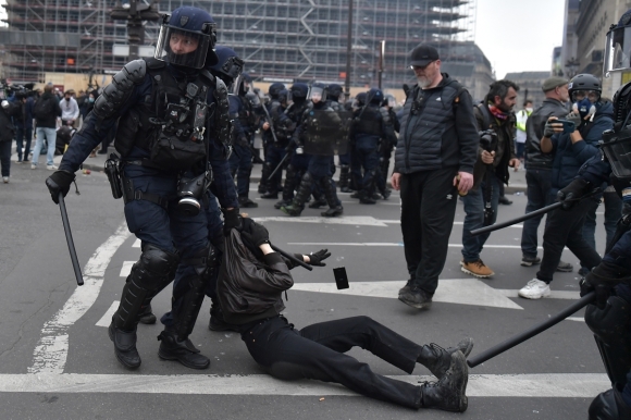 5 Hon Trieu Nguoi Phap Bieu Tinh Phan Doi Tang Tuoi Huu
