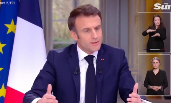 2 Tong Thong Phap Thao Dong Ho Gan 2600 Usd Giua Cuoc Phong Van