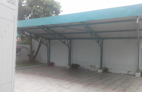 Không lạ những “sáng kiến” kỳ quặc kiểu lắp mái che cho đường phố