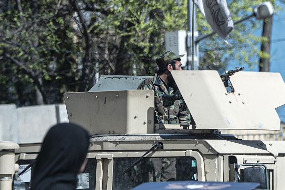 1 Taliban Giu Ba Cong Dan Anh