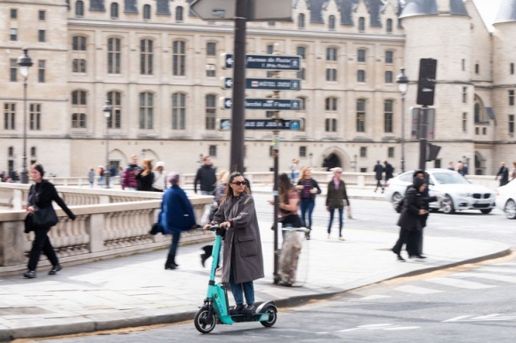 1 Nguoi Dan Paris Bo Phieu Cam Xe Scooter Dien