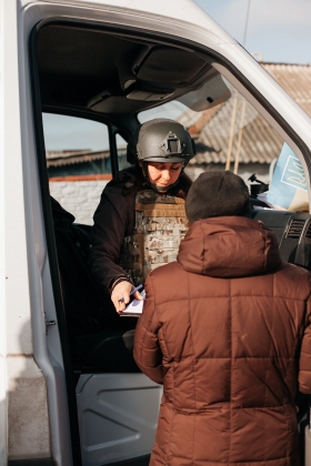 2 Nhung Bong Hong Ukraine Vuot Lan Dan Dua Cuu Tro Toi Cac Lang Tien Tuyen Nguy Hiem Nhat O Ukraine