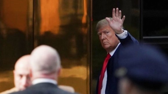 1 Ong Trump Toi New York Chuan Bi Trinh Dien Truoc Toa