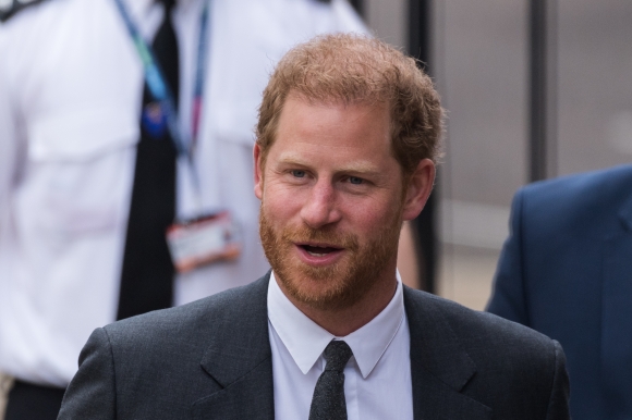 1 Harry Van O Dinh Thu Hoang Gia Khi Ve Anh