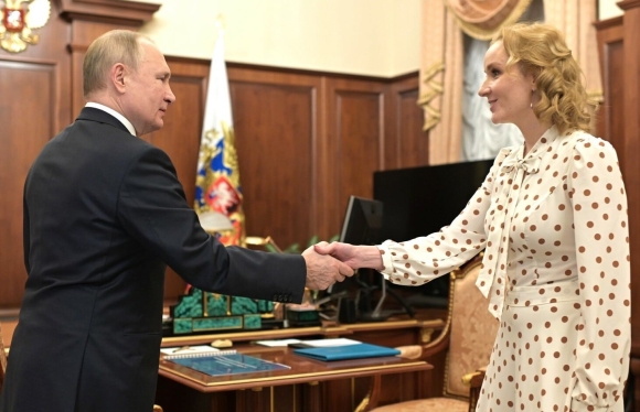 1 My Anh Di Ra Khoi Phong Hop Khi Dai Bieu Nga Bi Truy Na Vi Toi Ac Chien Tranh Phat Bieu