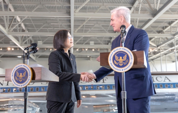 1 Nha Lanh Dao Dai Loan Gap Chu Tich Ha Vien My Doc Thong Diep Tu Uyen Ngu Va Ham Y