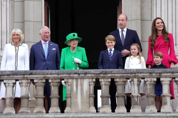 2 Nha Harry Khong Co Cho Tren Ban Cong Trong Le Dang Quang Cua Vua Cha