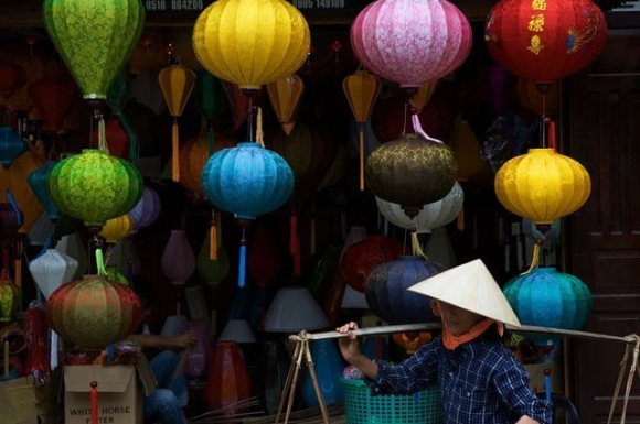 Hội An ngược đời: 'Bỏ tôm hùm, xúc tép riu'