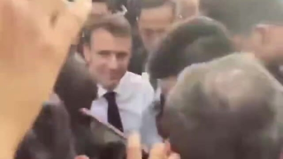 2 Nguoi Trung Quoc Chao Don Tong Thong Phap Nhu Ngoi Sao