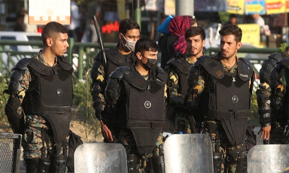 1 Iran Dung Camera Thong Minh Phat Hien Phu Nu Bo Khan Trum Dau