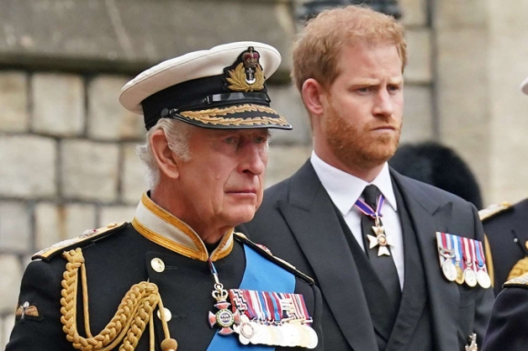 1 Harry Duoc Cho La Tung Hon Hao Voi Vua Charles Iii Khi Tranh Cai Ve Tien