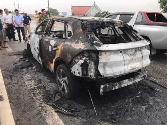 1 Xe Dien Vinfast Vf 8 Dang Chay Bong Dung Boc Chay Du Doi O Vinh