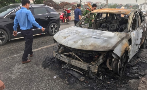 3 Xe Dien Vinfast Vf 8 Dang Chay Bong Dung Boc Chay Du Doi O Vinh