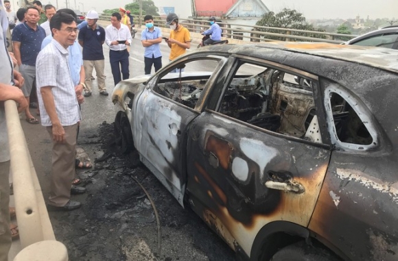 6 Xe Hop Dang Chay Bong Dung Boc Chay Du Doi