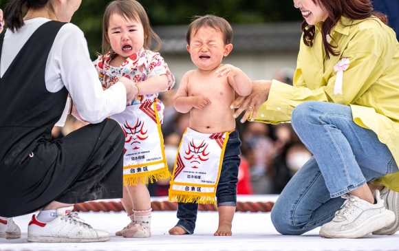 2 Vo Si Sumo Nhi Thi Khoc O Nhat Ban