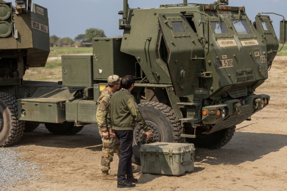 2 My   Philippines Tap Tran Danh Chim Tau Chien Gia Dinh