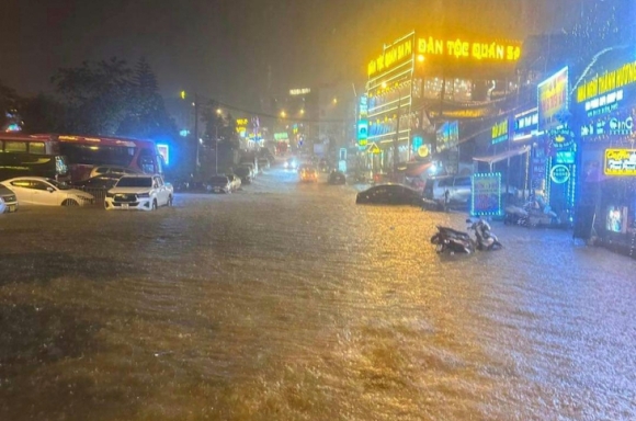 1 Mua Da Khien 1600 Nha Bi Hu Hong Sa Pa Ngap Lut Giua Dem