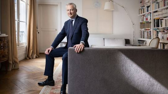 1 Bo Truong Tai Chinh Phap Hung Gach Da Vi Xuat Ban Tieu Thuyet Uot At Giua Luc Bieu Tinh Hon Loan