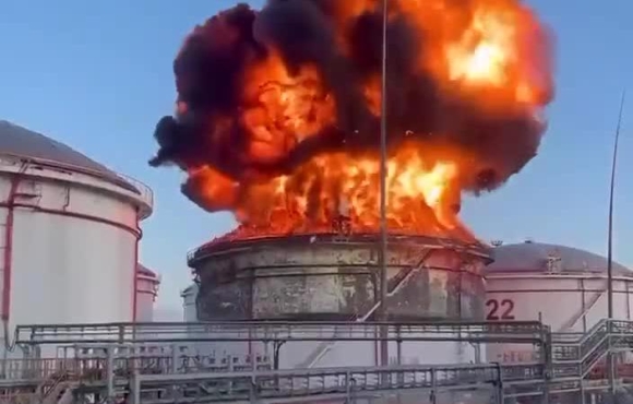 1 May Bay Khong Nguoi Lai Tan Cong Kho Nhien Lieu O Nga Gan Cau Crimea