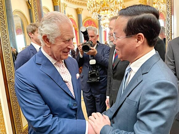 3 Nuoc Anh Cho Lan Gio Moi Tu Vua Charles Iii
