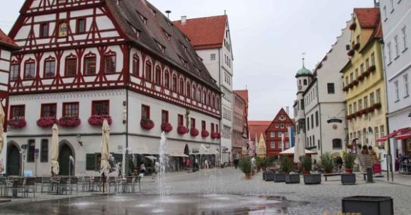 Nước Đức: Thị trấn kỳ lạ được “dát” bằng 72.000 tấn bụi kim cương