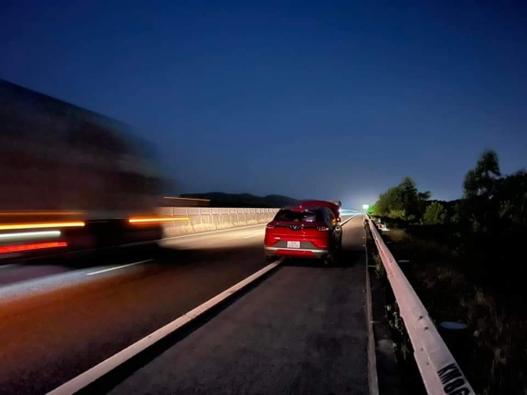 2 Trai Nghiem Vf8 Bi Loi Dung Dot Ngot Luc Nua Dem Tren Cao Toc Quang Ngai Da Nang