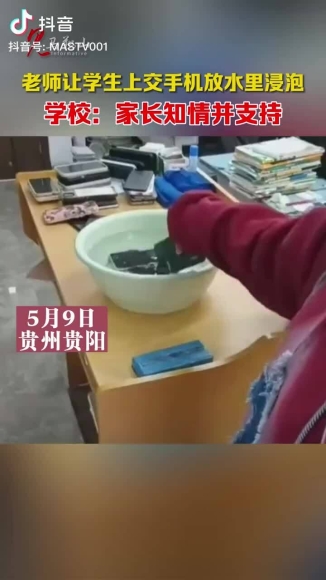 1 Thay Giao Buoc Hoc Sinh Tha Dien Thoai Vao Chau Nuoc