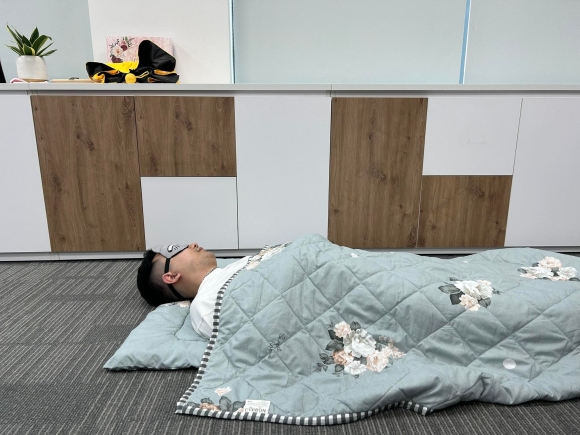 1 Nguoi Nuoc Ngoai Ngo Ngang Voi Van Hoa Ngu Trua O Viet Nam