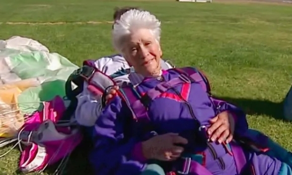 1 Tinh Trang Cu Ba 95 Tuoi Bi Canh Sat Australia Dung Sung Dien Ban