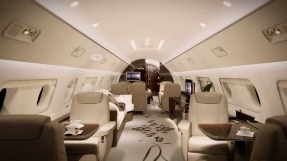 1 Ngoai Truong Anh Bi Chi Trich Vi Thue May Bay Gia Hon 12400 Usdgio