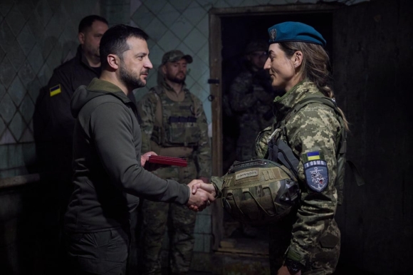 2 Tt Zelensky Tham Tien Tuyen Gap Go Cac Linh Thuy Danh Bo