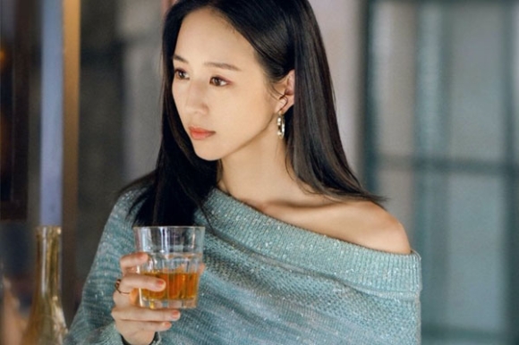 Đêm tân hôn, vừa bước về phòng bố chồng đã đợi sẵn ở cửa rồi đưa cho vỉ thuốc