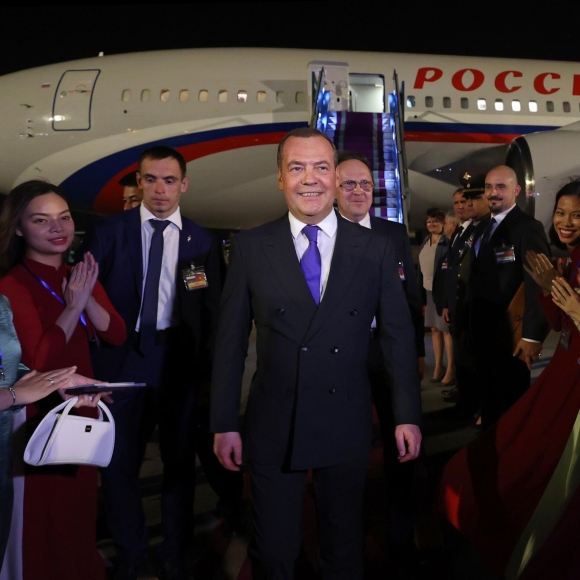 2 Lat Dat Dmitry Matryoska Cua Nuoc Nga