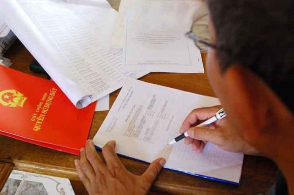 8 năm đi xuất khẩu lao động nuôi chồng và 2 con, ngày về ngỡ ngàng phát hiện sổ đỏ nhà 7 tỷ chỉ có tên chồng