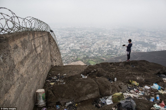 16 Chum Anh Ranh Gioi Giau Ngheo Chi Cach Nhau Mot Hang Rao