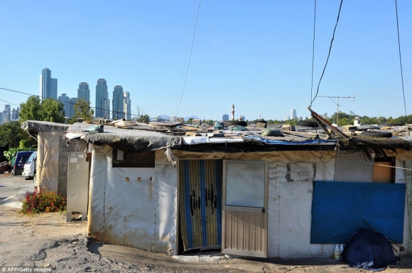 18 Chum Anh Ranh Gioi Giau Ngheo Chi Cach Nhau Mot Hang Rao