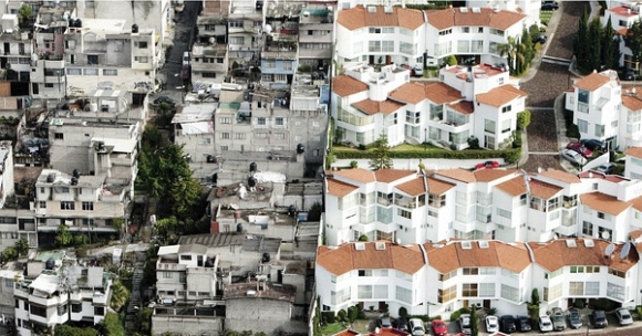 1 Chum Anh Ranh Gioi Giau Ngheo Chi Cach Nhau Mot Hang Rao