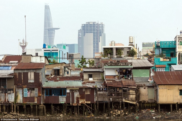 3 Chum Anh Ranh Gioi Giau Ngheo Chi Cach Nhau Mot Hang Rao