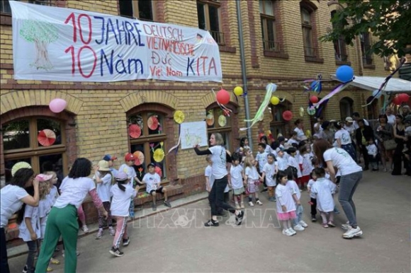 1 Chang Duong 10 Nam Cua Mo Hinh Nha Tre Song Ngu Duc Viet Doc Dao Tai Berlin