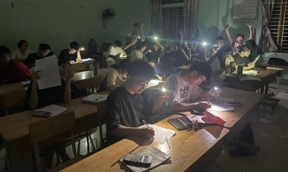 'Xây mức giá cạnh tranh để không còn khổ vì mất điện'