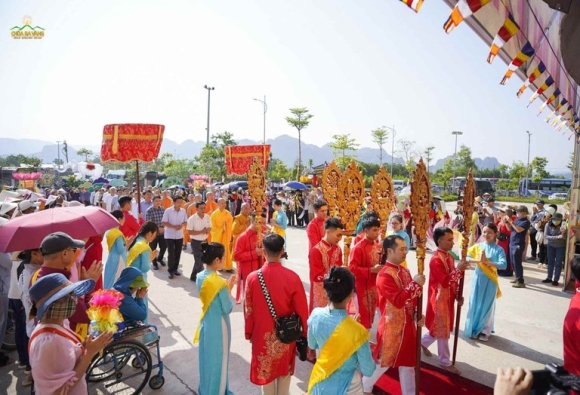 2 Tru Tri Chua Ba Vang Tai Xuat Thinh Vong Giai Nghiep