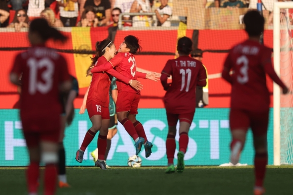 2 Thanh Nha Noi Gi Ve Ban Thang Lich Su Vao Luoi Dt Duc