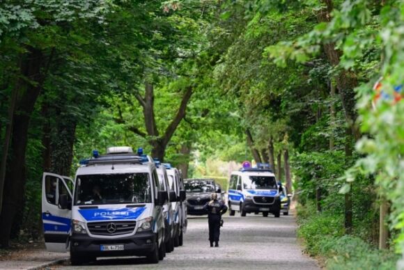 1 Canh Sat Duc Gap Rut Truy Tim Con Su Tu Xong Chuong Lang Thang O Thu Do Berlin