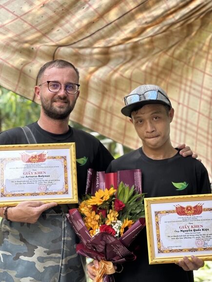 2 Anh Tay Don Rac O Kenh Nuoc Den Sai Gon