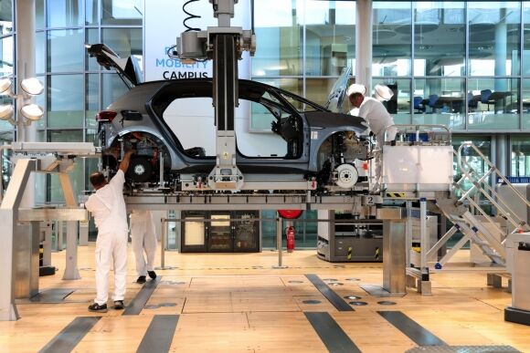 4 Volkswagen Niem Tu Hao Cua Nuoc Duc Ben Bo Vuc Tham Nguy Co Tro Thanh Nha San Xuat Theo Hop Dong Lap Xe Cho Hang Khac