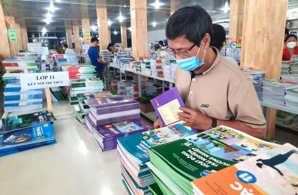 1 Gia Sach Giao Khoa Tang Manh Chiet Khau Cao Len Toi Gan 30