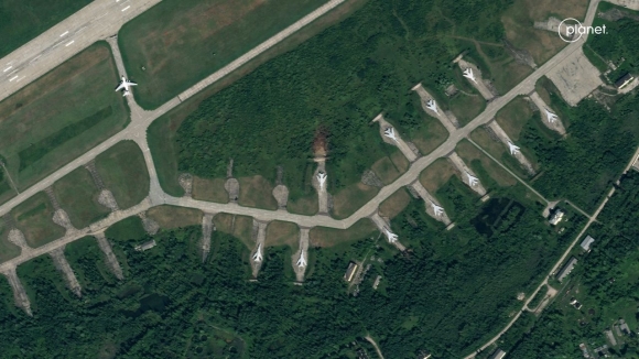 1 Anh Ve Tinh He Lo San Bay Nga Sau Khi Bi Uav Tap Kich