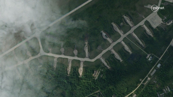 2 Anh Ve Tinh He Lo San Bay Nga Sau Khi Bi Uav Tap Kich