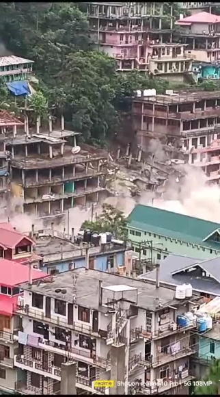 1 Loat Toa Nha Do Sap Do Mua Lon O An Do